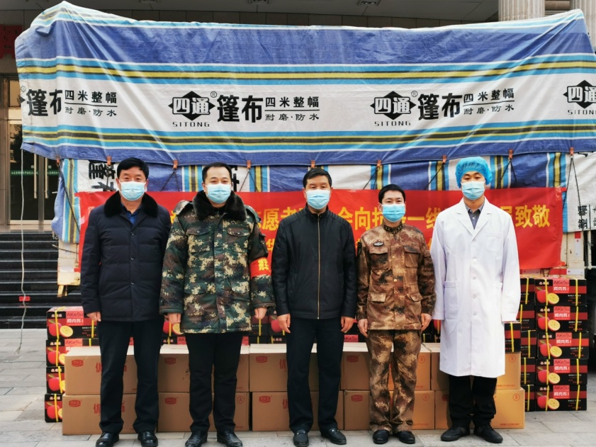 路鳳祎與志愿者、醫(yī)生防疫現(xiàn)場合影